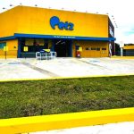 Fachada da loja Petz, com letreiro e entrada para clientes.