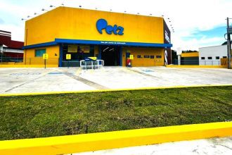 Fachada da loja Petz, com letreiro e entrada para clientes.