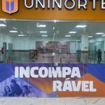 Fachada da Uninorte com anúncio de feira de emprego e estágio.