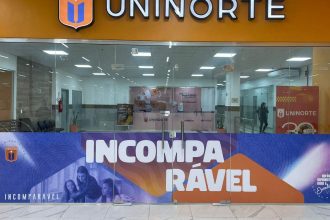 Fachada da Uninorte com anúncio de feira de emprego e estágio.