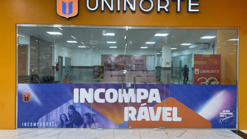 Fachada da Uninorte com anúncio de feira de emprego e estágio.