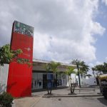 Fachada da UPA 24h, Unidade de Pronto Atendimento, com céu nublado ao fundo.