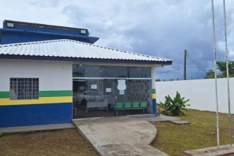 Fachada de delegacia de polícia em Boa Vista do Ramos.