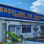 Fachada do Aeroclube do Amazonas com letreiro em destaque.
