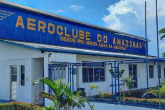 Fachada do Aeroclube do Amazonas com letreiro em destaque.
