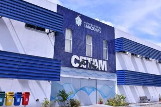 Fachada do CETAM em Manaus, com design moderno e lixeiras coloridas.