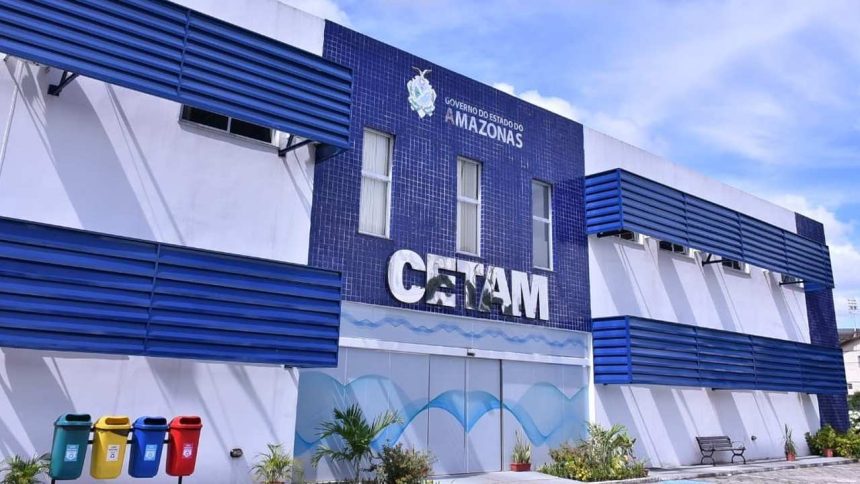 Fachada do CETAM em Manaus, com design moderno e lixeiras coloridas.