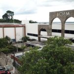 Fachada do CMM (Centro de Mídia de Manaus), com estrutura moderna e arquitetura imponente.