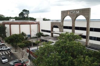 Fachada do CMM (Centro de Mídia de Manaus), com estrutura moderna e arquitetura imponente.