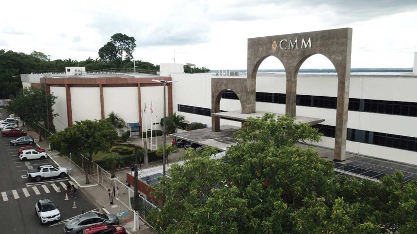 Fachada do CMM (Centro de Mídia de Manaus), com estrutura moderna e arquitetura imponente.