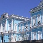 Fachada do Hospital Beneficente Portuguesa, com arquitetura azul e branca.