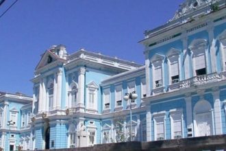 Fachada do Hospital Beneficente Portuguesa, com arquitetura azul e branca.