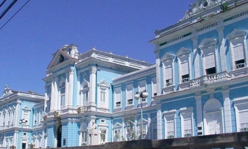 Fachada do Hospital Beneficente Portuguesa, com arquitetura azul e branca.