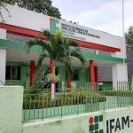 Fachada do IFAM-CMC (Instituto Federal do Amazonas - Campus Manaus Centro) com palmeira e gramado em frente.