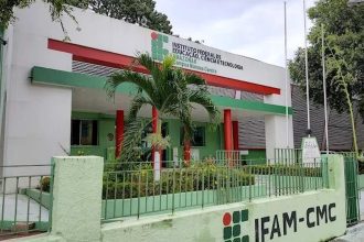 Fachada do IFAM-CMC (Instituto Federal do Amazonas - Campus Manaus Centro) com palmeira e gramado em frente.