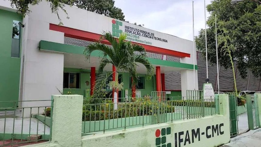 Fachada do IFAM-CMC (Instituto Federal do Amazonas - Campus Manaus Centro) com palmeira e gramado em frente.