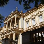 Fachada do Palácio da Justiça com arquitetura clássica e esculturas.