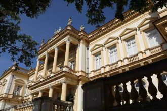 Fachada do Palácio da Justiça com arquitetura clássica e esculturas.