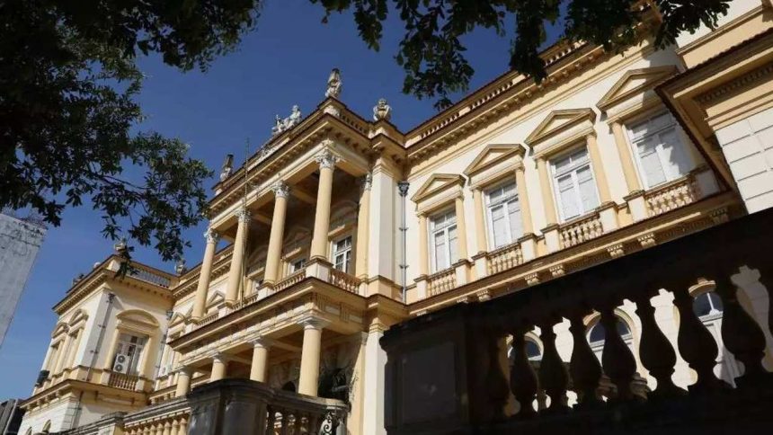 Fachada do Palácio da Justiça com arquitetura clássica e esculturas.