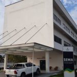 Fachada do prédio da SEMA, Secretaria de Estado do Meio Ambiente do Amazonas, com veículos estacionados.