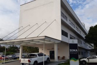 Fachada do prédio da SEMA, Secretaria de Estado do Meio Ambiente do Amazonas, com veículos estacionados.