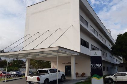 Fachada do prédio da SEMA, Secretaria de Estado do Meio Ambiente do Amazonas, com veículos estacionados.