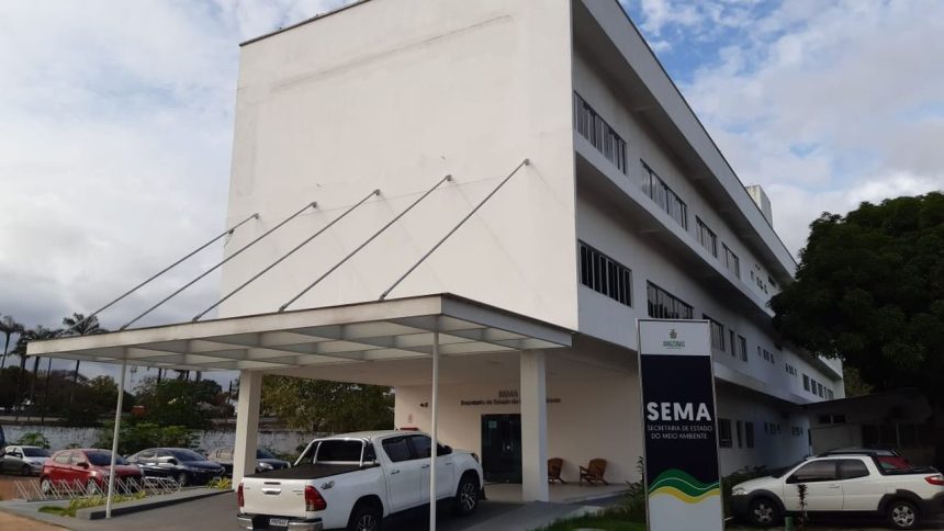 Fachada do prédio da SEMA, Secretaria de Estado do Meio Ambiente do Amazonas, com veículos estacionados.