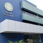 Fachada do prédio da UFAM - Reitoria, com logo da universidade em destaque.