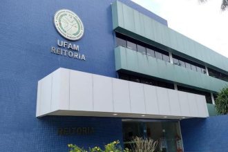 Fachada do prédio da UFAM - Reitoria, com logo da universidade em destaque.