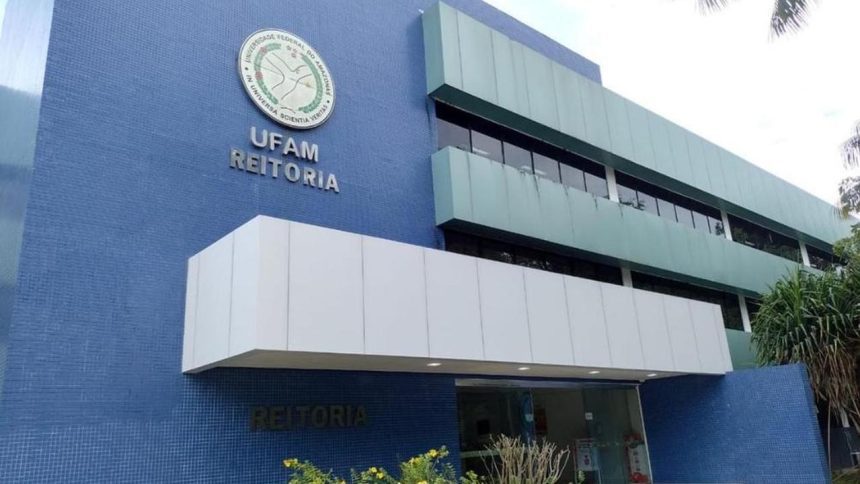 Fachada do prédio da UFAM - Reitoria, com logo da universidade em destaque.