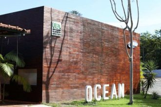 Fachada do Samsung Ocean Manaus com logo da UEA e a palavra OCEAN em letras grandes.