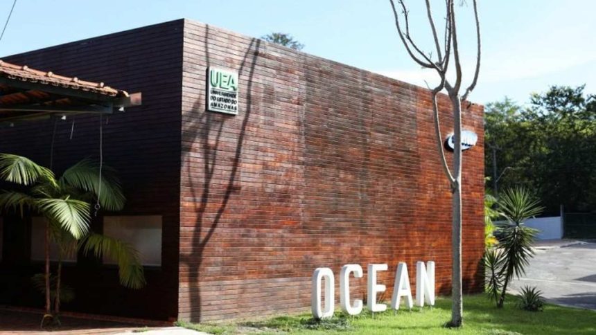 Fachada do Samsung Ocean Manaus com logo da UEA e a palavra OCEAN em letras grandes.