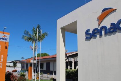 Fachada do Senac com logotipo e sinalização em Manaus.