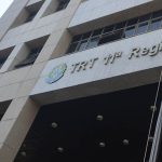Fachada do Tribunal Regional do Trabalho da 11ª Região (TRT-11) com bandeira hasteada