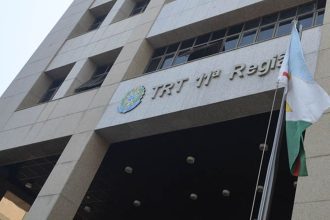 Fachada do Tribunal Regional do Trabalho da 11ª Região (TRT-11) com bandeira hasteada