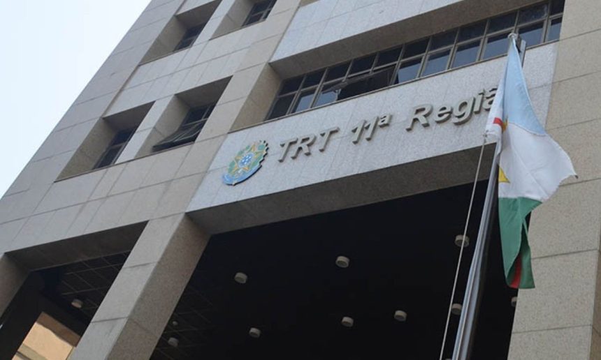 Fachada do Tribunal Regional do Trabalho da 11ª Região (TRT-11) com bandeira hasteada