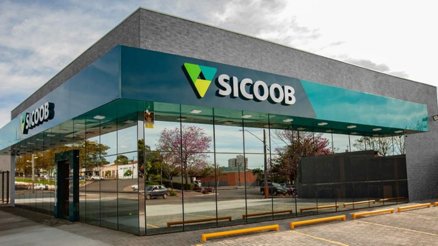 Fachada moderna da Sicoob, banco cooperativo, com logo em destaque e vidros reflexivos.