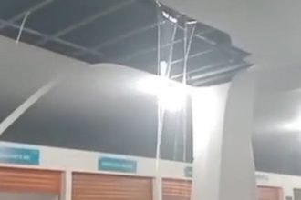 Feira alaga após obra de R$ 1 milhão, mostrando 'cachoeira' no teto durante chuva.