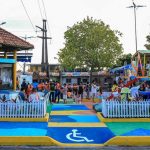 Feira Cultural do Leme na Compensa: Espaço com playground, barracas e pessoas aproveitando.
