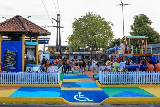 Feira Cultural do Leme na Compensa: Espaço com playground, barracas e pessoas aproveitando.