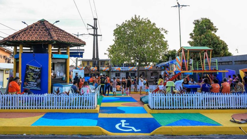 Feira Cultural do Leme na Compensa: Espaço com playground, barracas e pessoas aproveitando.