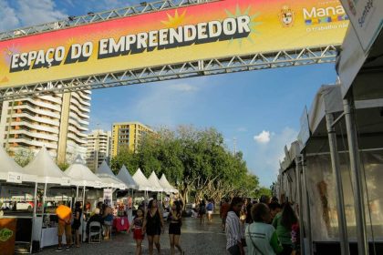 Feira de empreendedores em Ponta Negra, com barracas e pessoas caminhando.