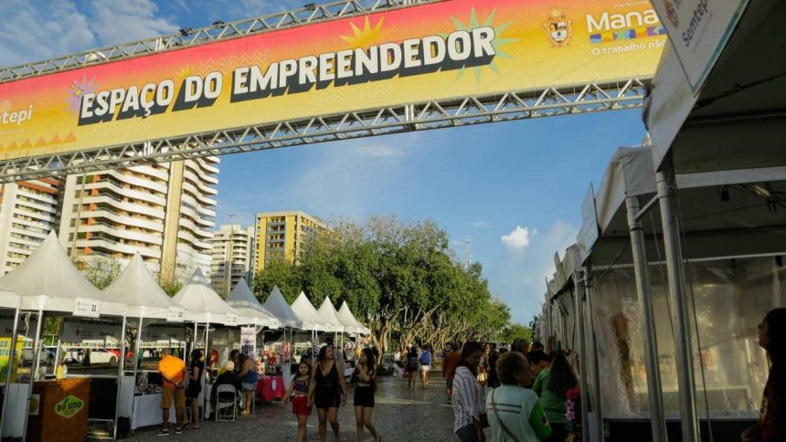 Feira de empreendedores em Ponta Negra, com barracas e pessoas caminhando.