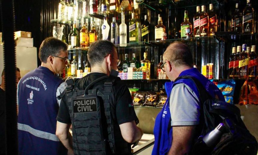 Fiscais em operação em estabelecimento, com bebidas alcoólicas em prateleiras.
