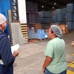 Fiscalização em distribuidora de bebidas em Manaus, com foco em metanol.