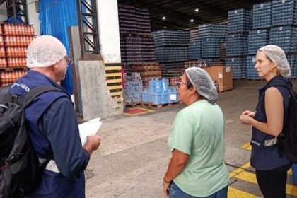 Fiscalização em distribuidora de bebidas em Manaus, com foco em metanol.