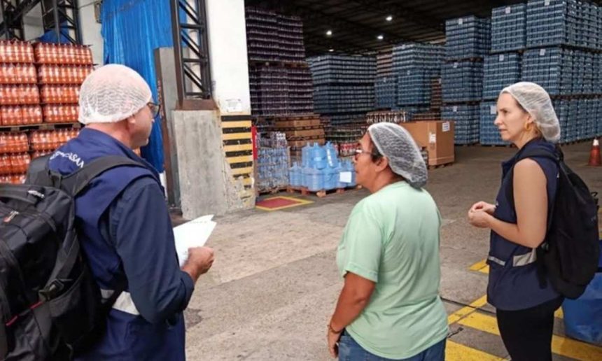 Fiscalização em distribuidora de bebidas em Manaus, com foco em metanol.