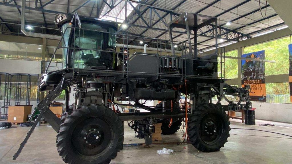 Forest.Bot Híbrida, máquina agrícola brasileira em construção, com pneus grandes e cabine.