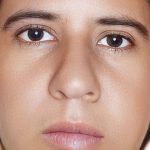 Foto de rosto de mulher, foco nos olhos e nariz.