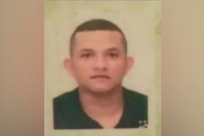 Foto de suspeito preso em Manaus após execução em estacionamento de centro de compras.